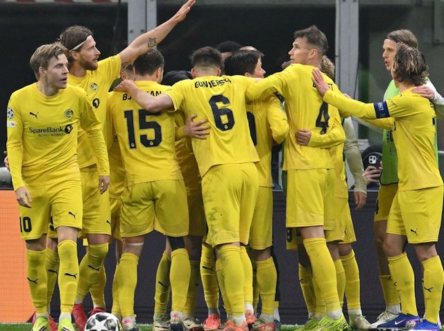 Fußballspieler feiern nach einem Tor